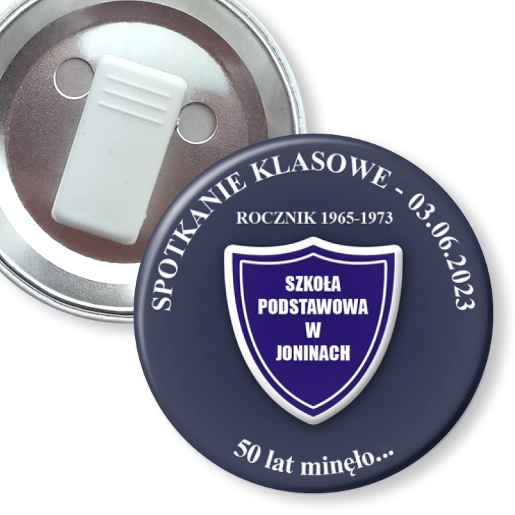 przypinka z żabką Spotkanie klasowe po 50 latach SP w Joninach