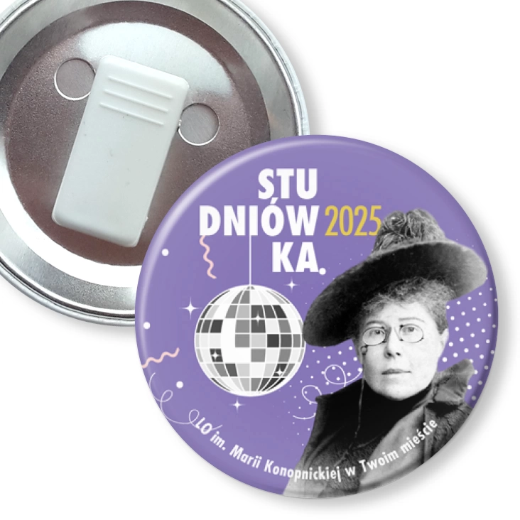 przypinka z żabką Studniówka Maria Konopnicka na fioletowym tle