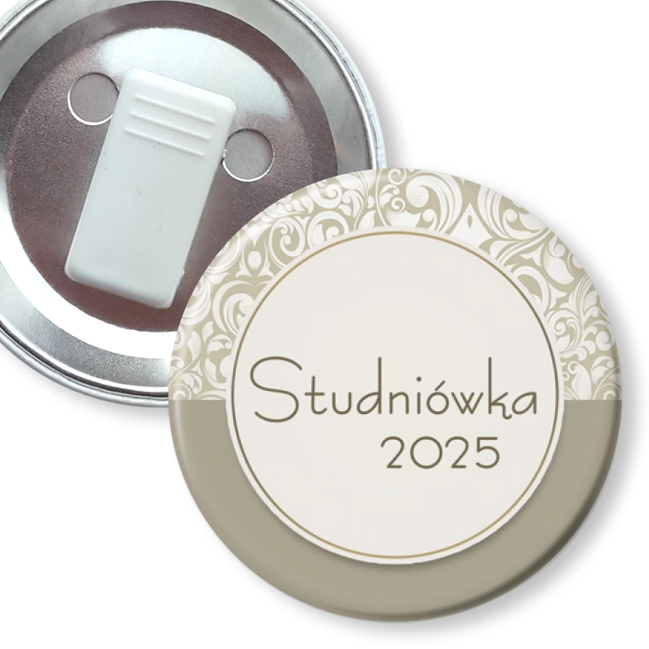 przypinka z żabką Studniówka napis w klimacie sepii