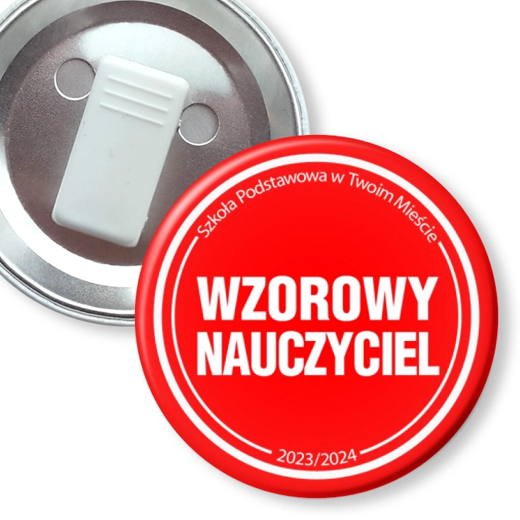 przypinka z żabką Wzorowy nauczyciel czerwone tło