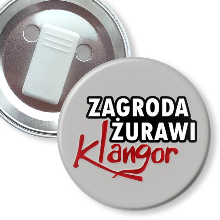 przypinka z żabką Zagroda Żurawi Klangor na szarym tle