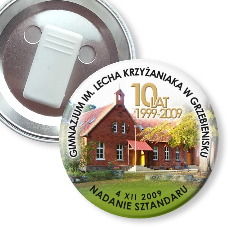 przypinka z żabką Gimnazjum im. Lecha Krzyżaniaka w Grzebienisku