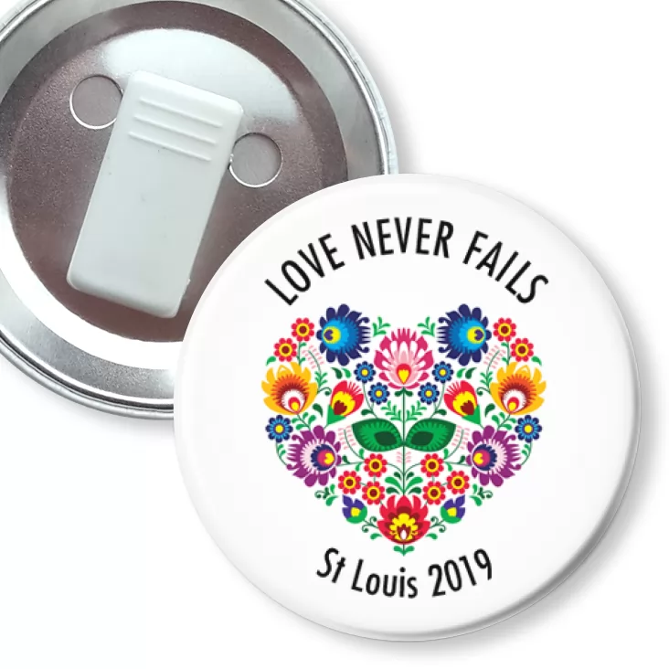 przypinka z żabką Love Never Fails