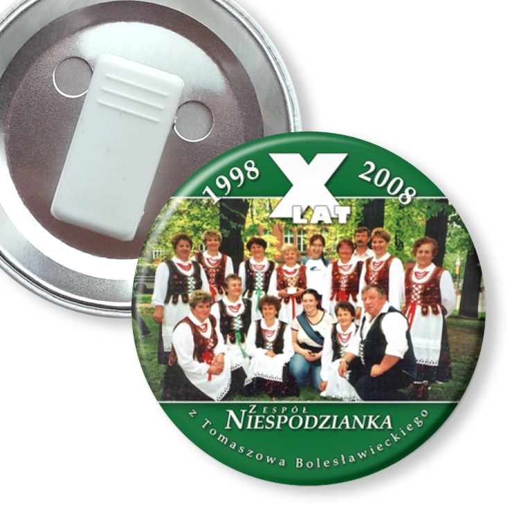 przypinka z żabką 10 lat Zespołu Niespodzianka