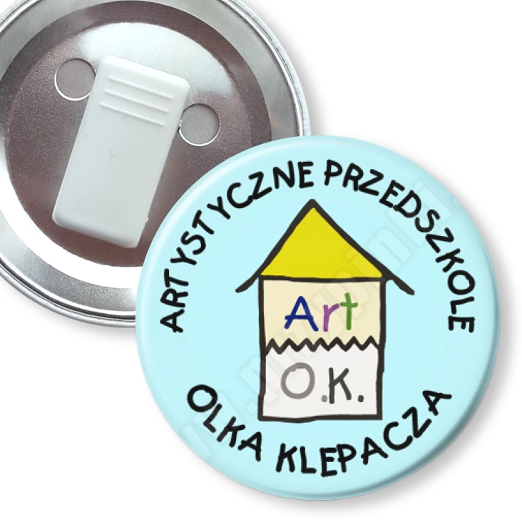 przypinka z żabką Artystyczne Przedszkole Olka Klepacza