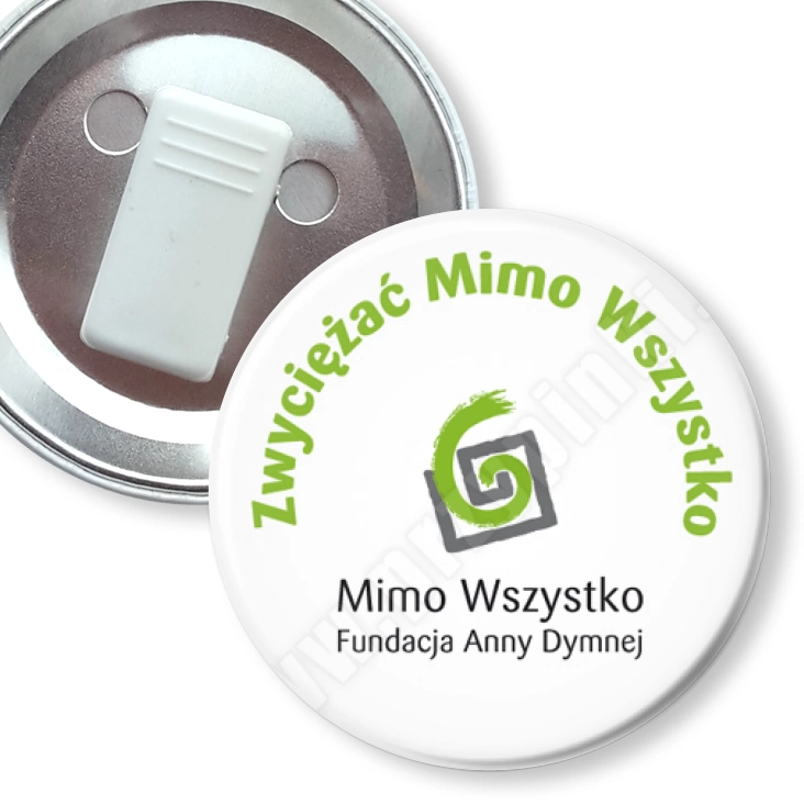 przypinka z żabką Zwyciężać Mimo Wszystko