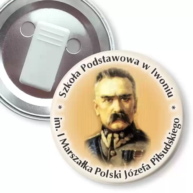przypinka z żabką Szkoła Podstawowa im. Józefa Piłsudskiego w Iwoniu