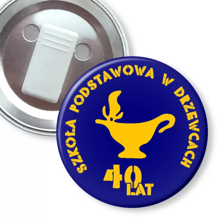 przypinka z żabką Szkoła Podstawowa w Drzewcach