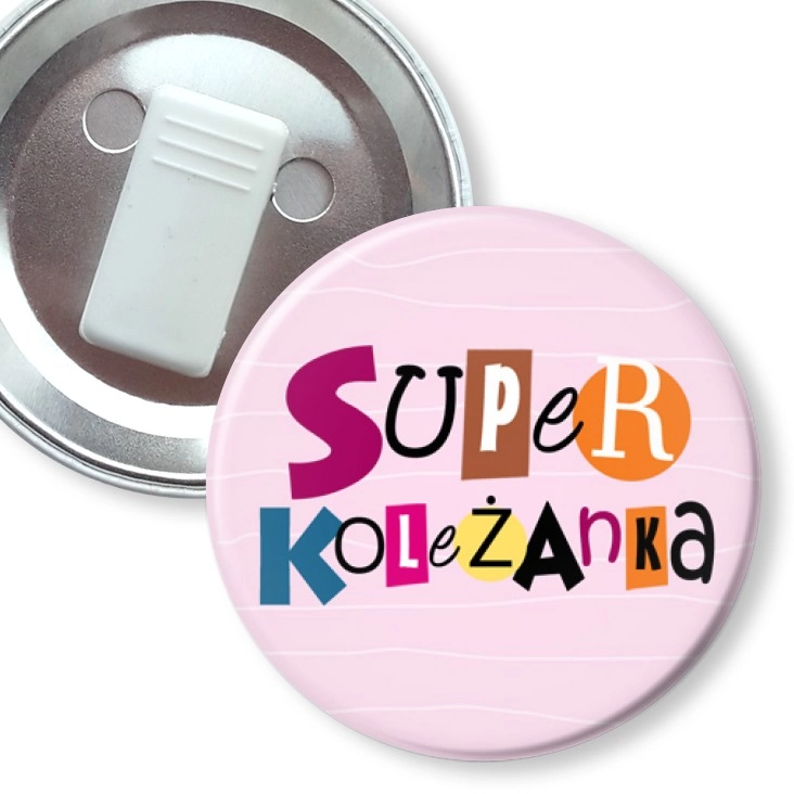 przypinka z żabką Super koleżanka na różowym tle