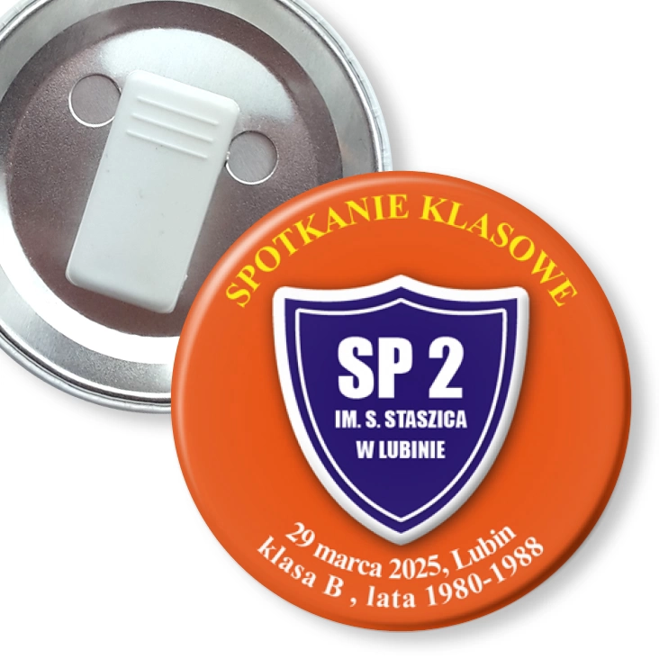 przypinka z żabką SP2 w Lubinie Spotkanie klasowe