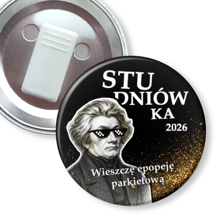 przypinka z żabką Studniówka z Mickiewiczem na tle ze złotym brokatem