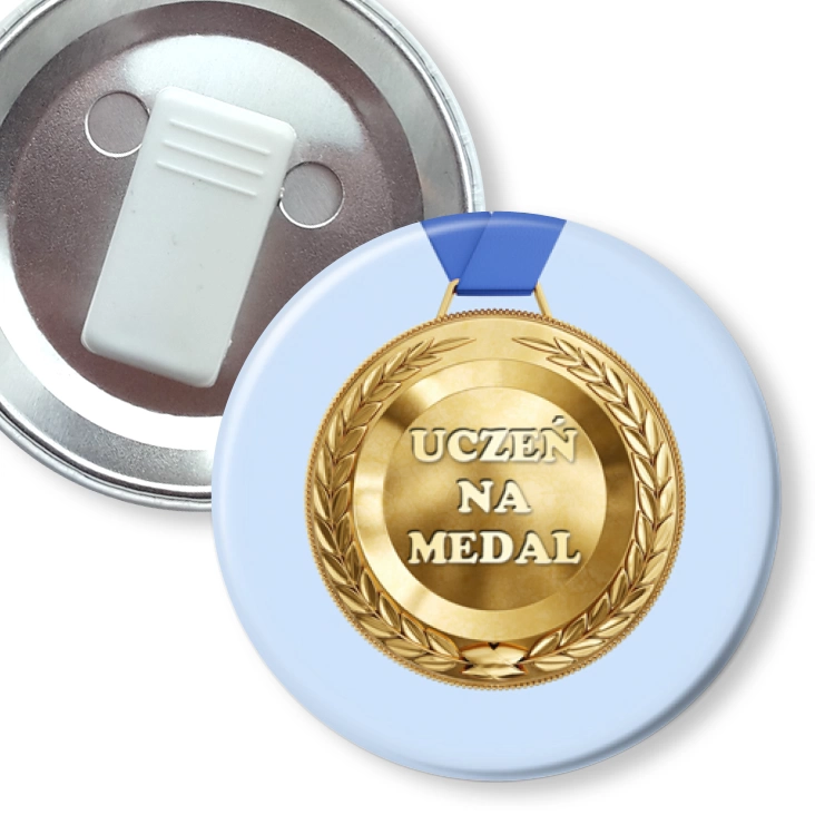 przypinka z żabką Uczeń na medal na niebieskim tle