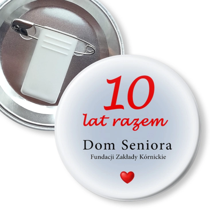przypinka z żabką i agrafką 10 lat razem Dom Seniora