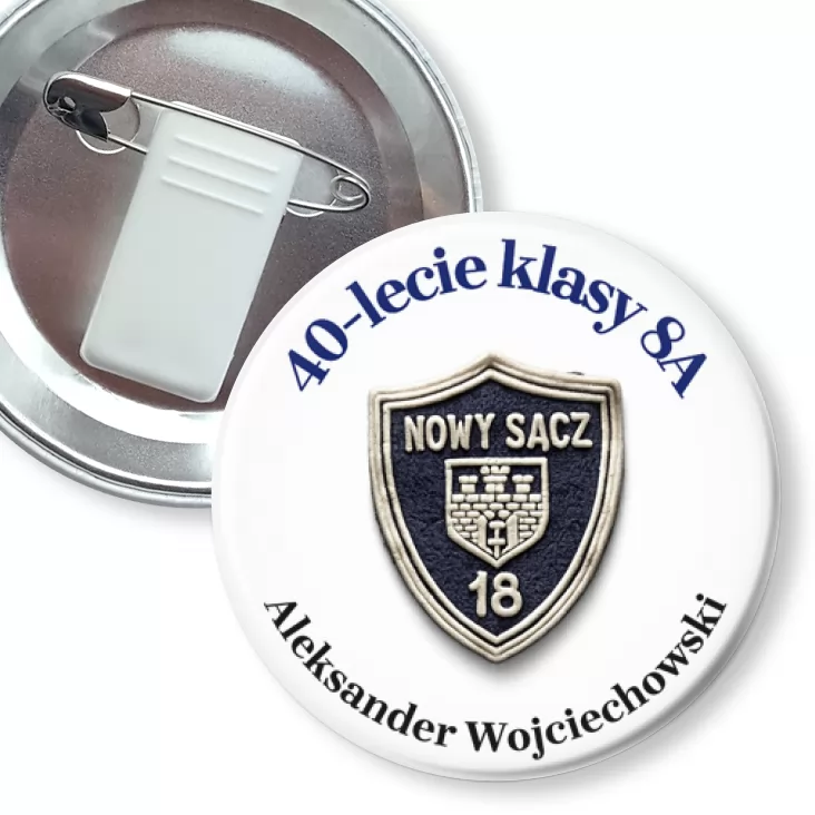 przypinka z żabką i agrafką 40-lecie klasy 8A SP18 Nowy Sącz