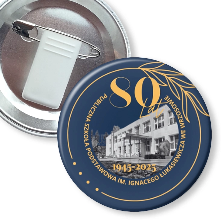 przypinka z żabką i agrafką 80 lat SP we Wrzosowie