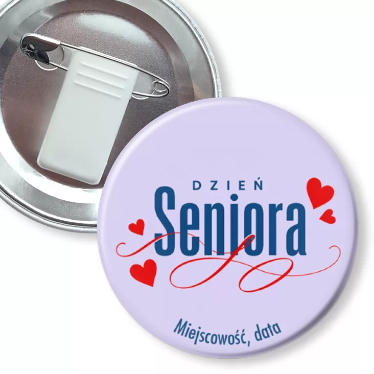 przypinka z żabką i agrafką Dzień Seniora na fioletowym tle