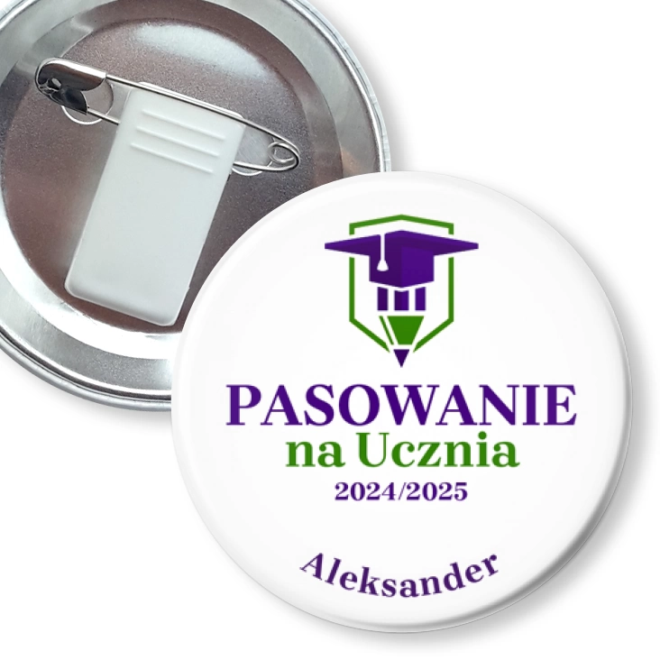 przypinka z żabką i agrafką Pasowanie na ucznia na białym tle