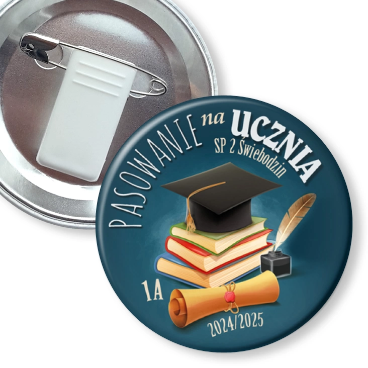 przypinka z żabką i agrafką Pasowanie na Ucznia SP 2 Świebodzin