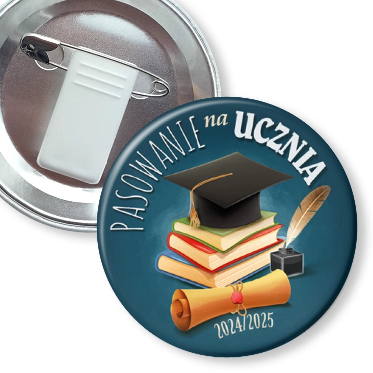 przypinka z żabką i agrafką Pasowanie na ucznia stos książek