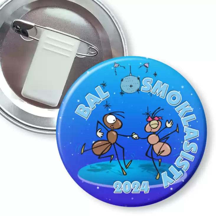 przypinka z żabką i agrafką Bal ósmoklasisty mrówki z niebieskim tłem