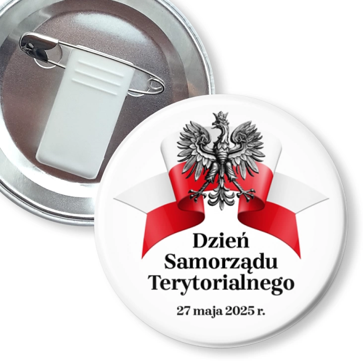 przypinka z żabką i agrafką Dzień Samorządu Terytorialnego na białym tle