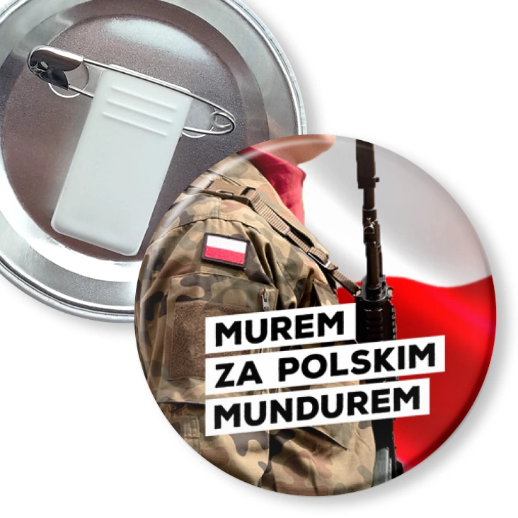 przypinka z żabką i agrafką Murem za polskim mundurem na tle biało-czerwonej flagi