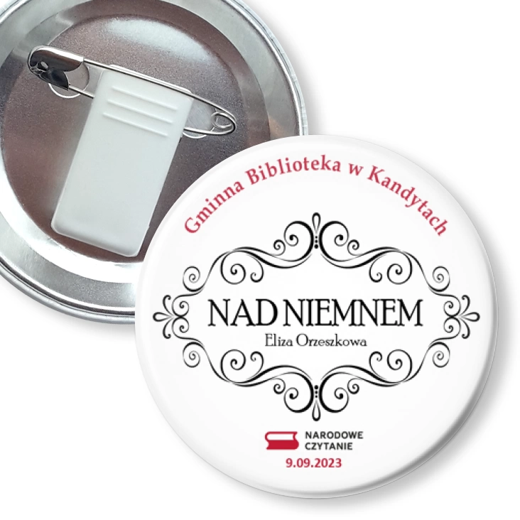 przypinka z żabką i agrafką Narodowe Czytanie Nad Niemnem Gminna Biblioteka w Kandytach