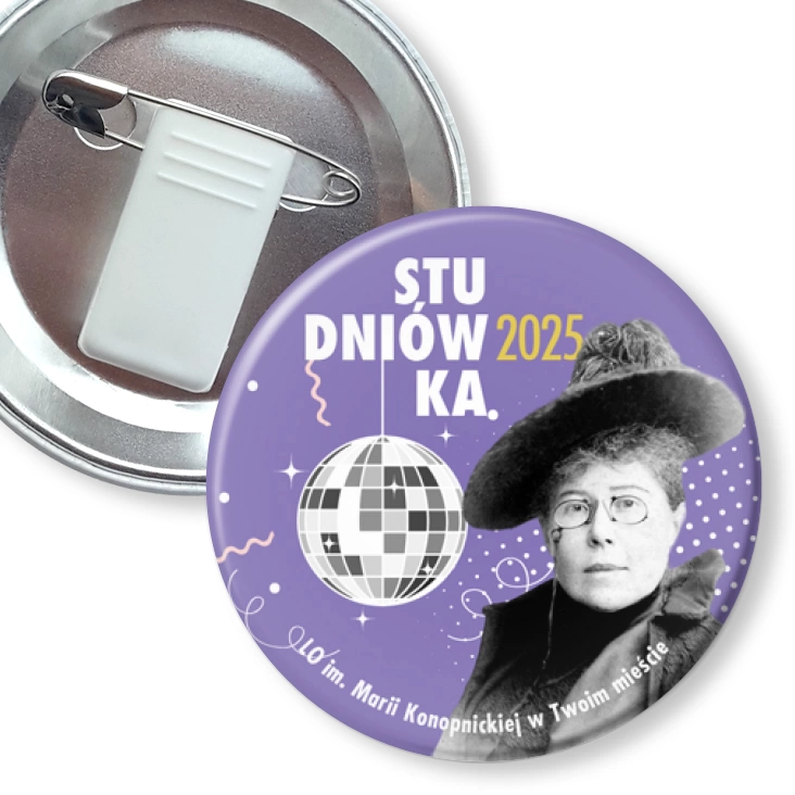 przypinka z żabką i agrafką Studniówka Maria Konopnicka na fioletowym tle