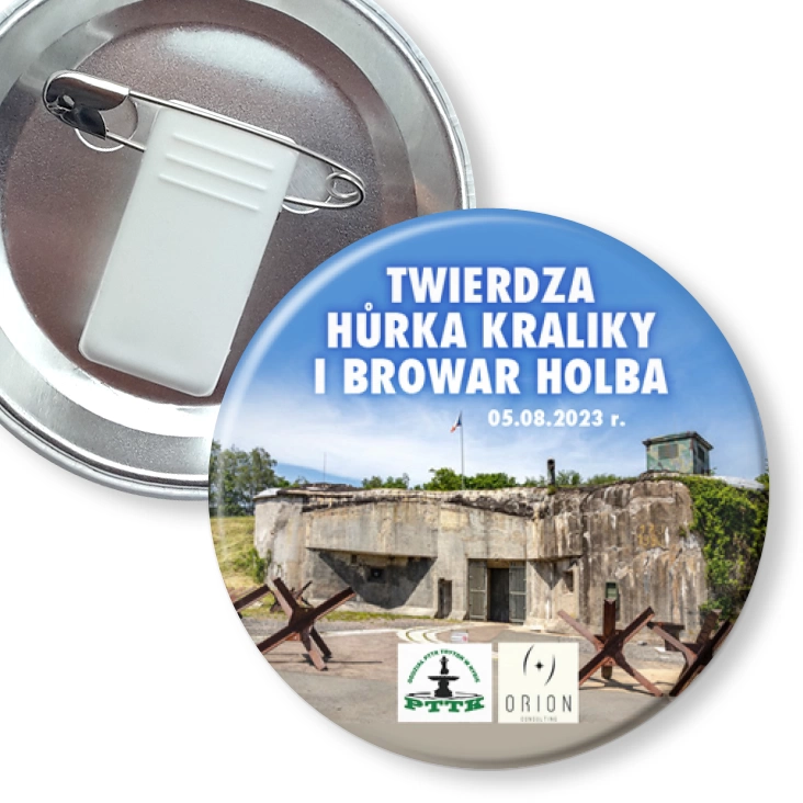 przypinka z żabką i agrafką Twierdza Hurka Kraliky i Browar Holb