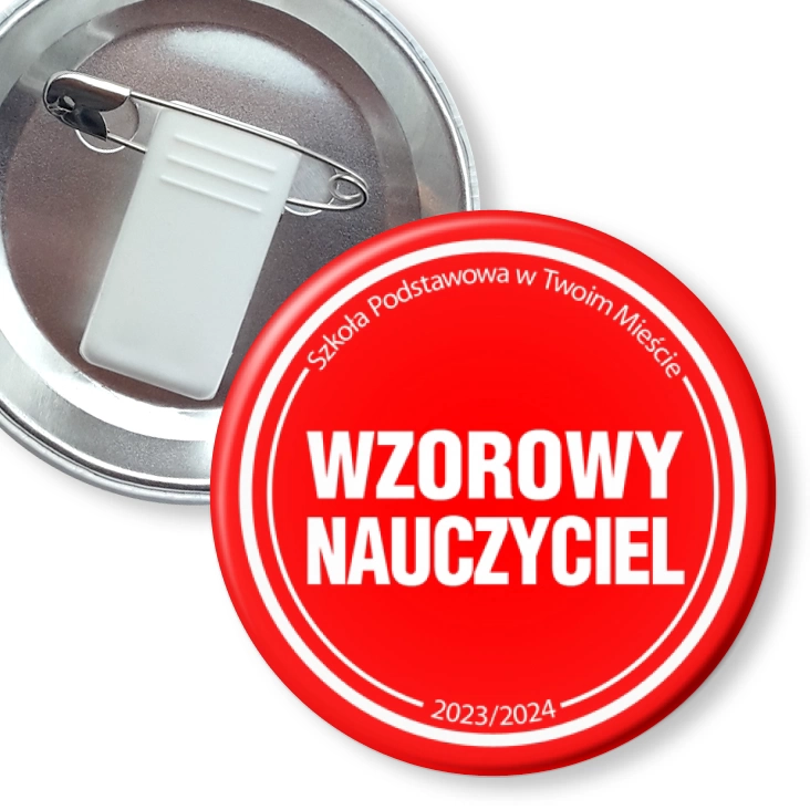 przypinka z żabką i agrafką Wzorowy nauczyciel czerwone tło