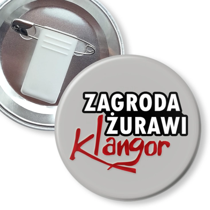 przypinka z żabką i agrafką Zagroda Żurawi Klangor na szarym tle