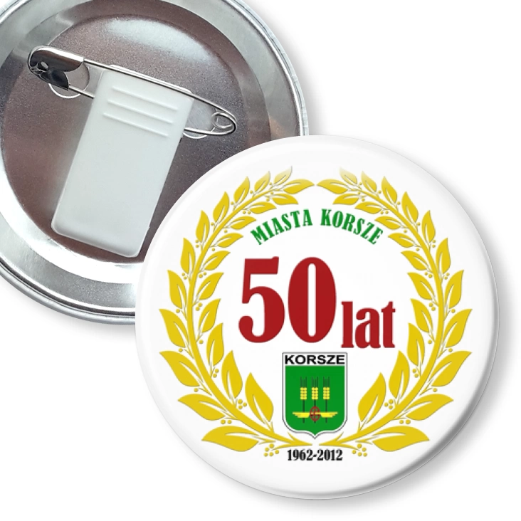 przypinka z żabką i agrafką 50 lat miasta Korsze