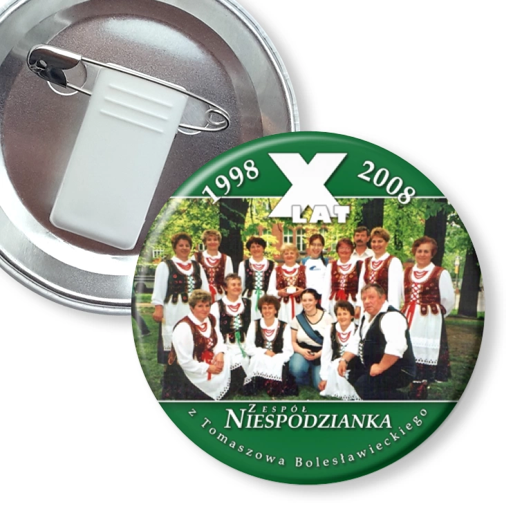 przypinka z żabką i agrafką 10 lat Zespołu Niespodzianka