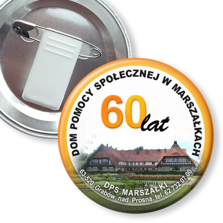 przypinka z żabką i agrafką 60 lat DPS w Marszałkach