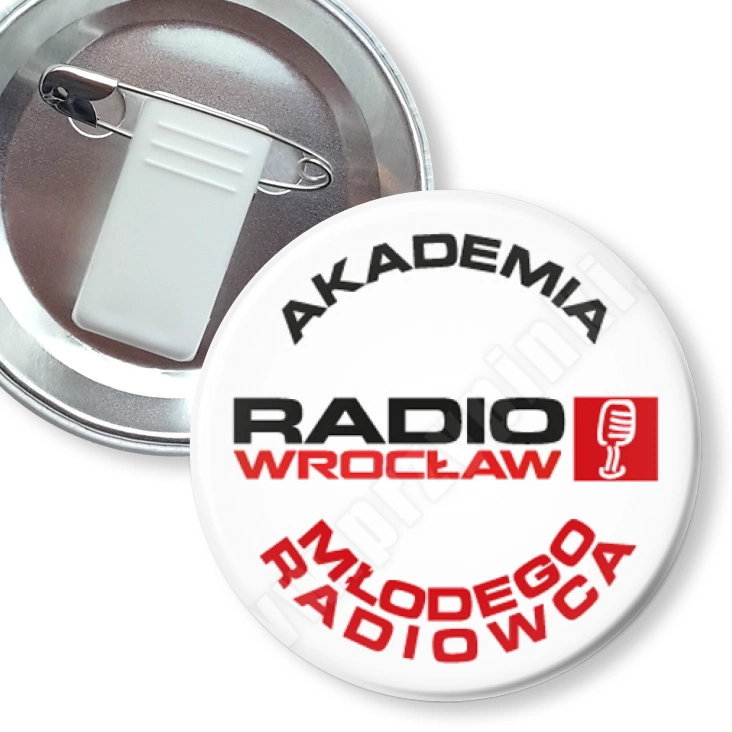 przypinka z żabką i agrafką Akademia Młodego Radiowca