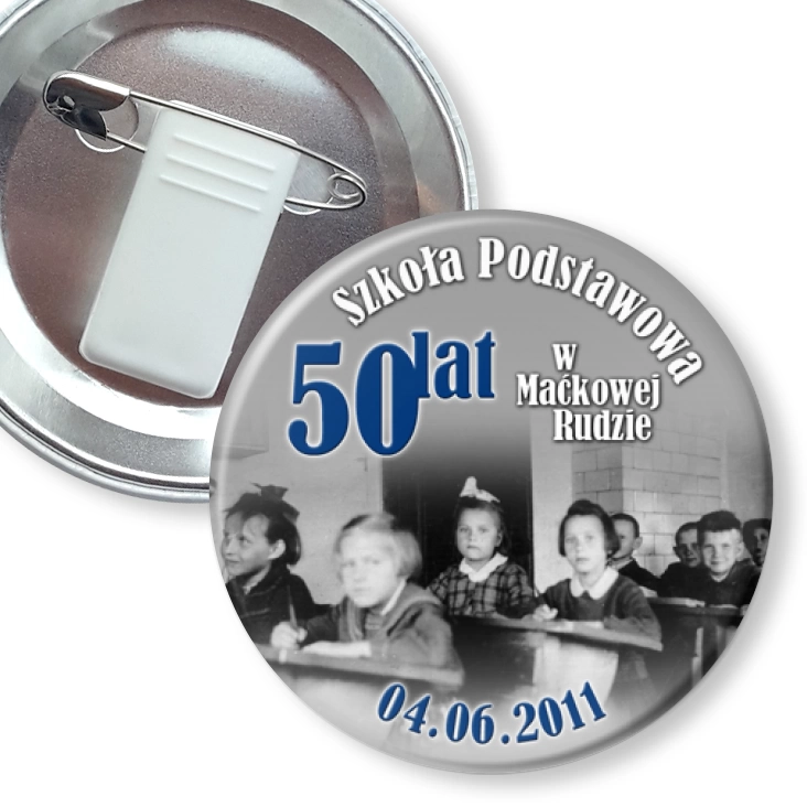 przypinka z żabką i agrafką 50 lat SP w Maćkowej Rudzie