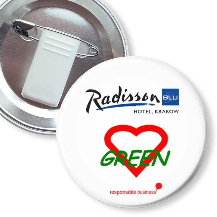 przypinka z żabką i agrafką Hotel Radisson