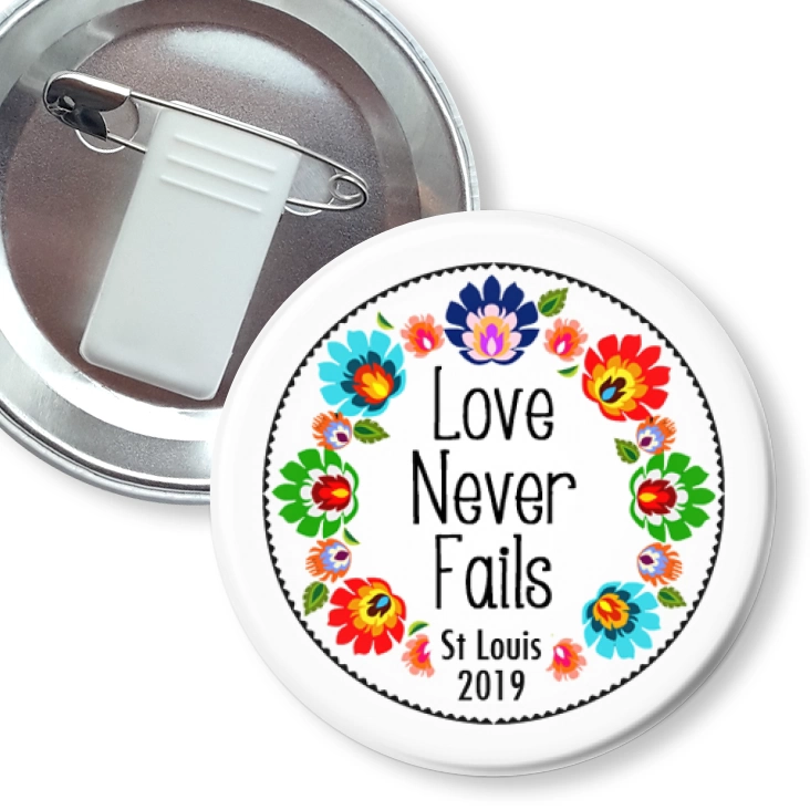 przypinka z żabką i agrafką Love Never Fails