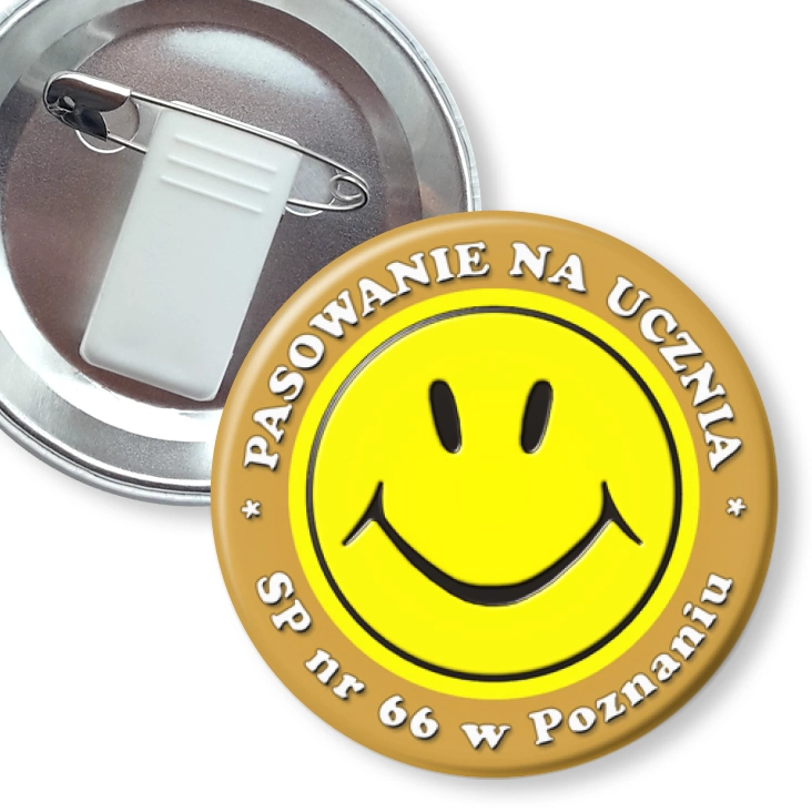 przypinka z żabką i agrafką Pasowanie SP66 Poznaniu