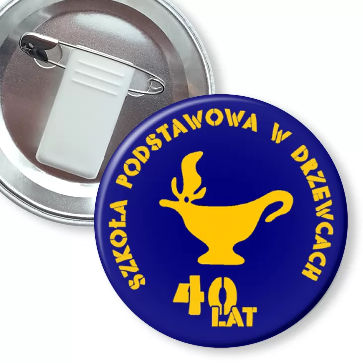 przypinka z żabką i agrafką Szkoła Podstawowa w Drzewcach