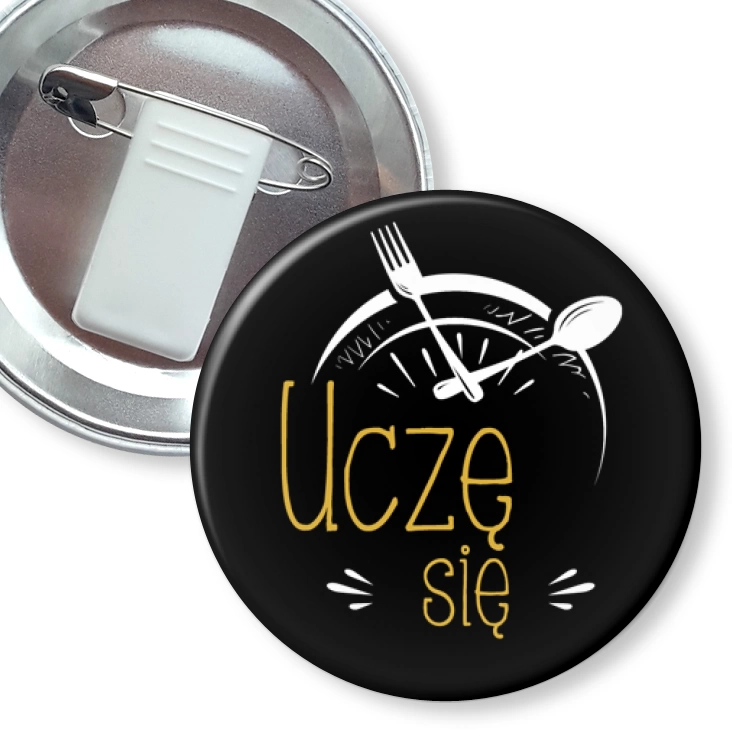 przypinka z żabką i agrafką Restauracja Uczę się