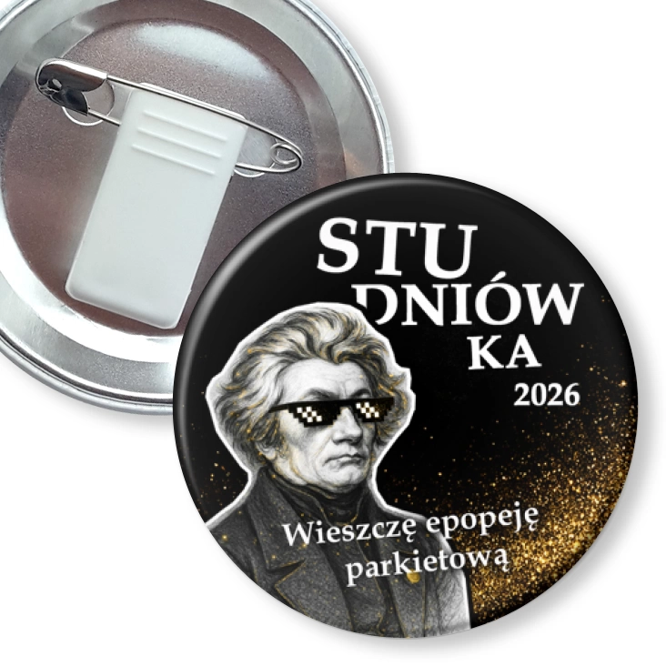 przypinka z żabką i agrafką Studniówka z Mickiewiczem na tle ze złotym brokatem
