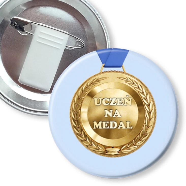 przypinka z żabką i agrafką Uczeń na medal na niebieskim tle