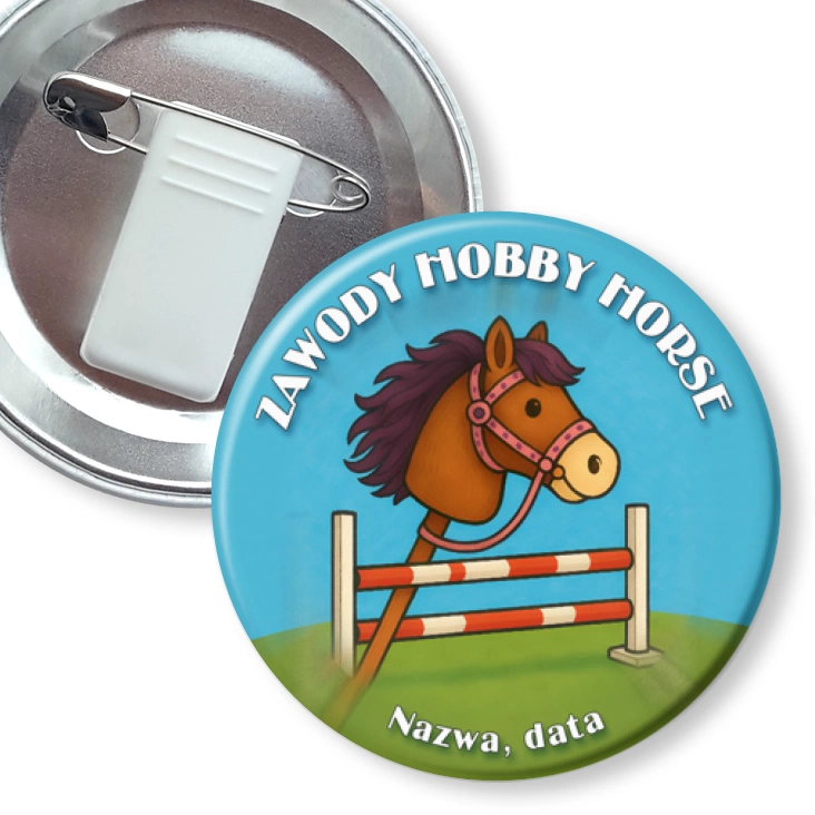 przypinka z żabką i agrafką Zawody hobby horse na niebieskim tle